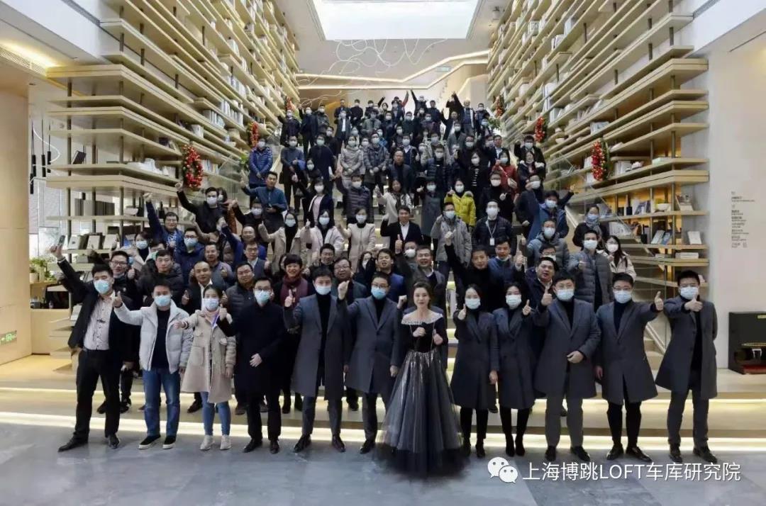 威海全国一百多人在华侨城汉口道6号参观研讨LOFT专利车库技术！